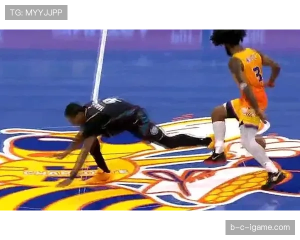 怀特无球跑动拉开空间打破对方换防提升三分